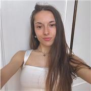 Administrativa que enseña todas las asignaturas de primaria